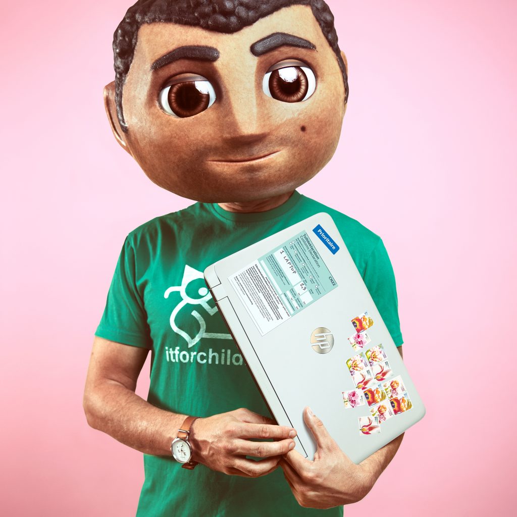 Person som håller i en bärbar dator mot rosa bakgrund